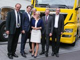 Außenminister Sebastian Kurz, OÖ-Landesrätin Doris Hummer und ÖVP-Klubobmann Thomas Stelzer, umrandet von Fachverbandsobmann Franz Danninger (links, mit Gattin) und OÖ-Verkehrsspartengeschäftsführer Christian Strasser.   cityfoto/Dr. Roland Pelzl