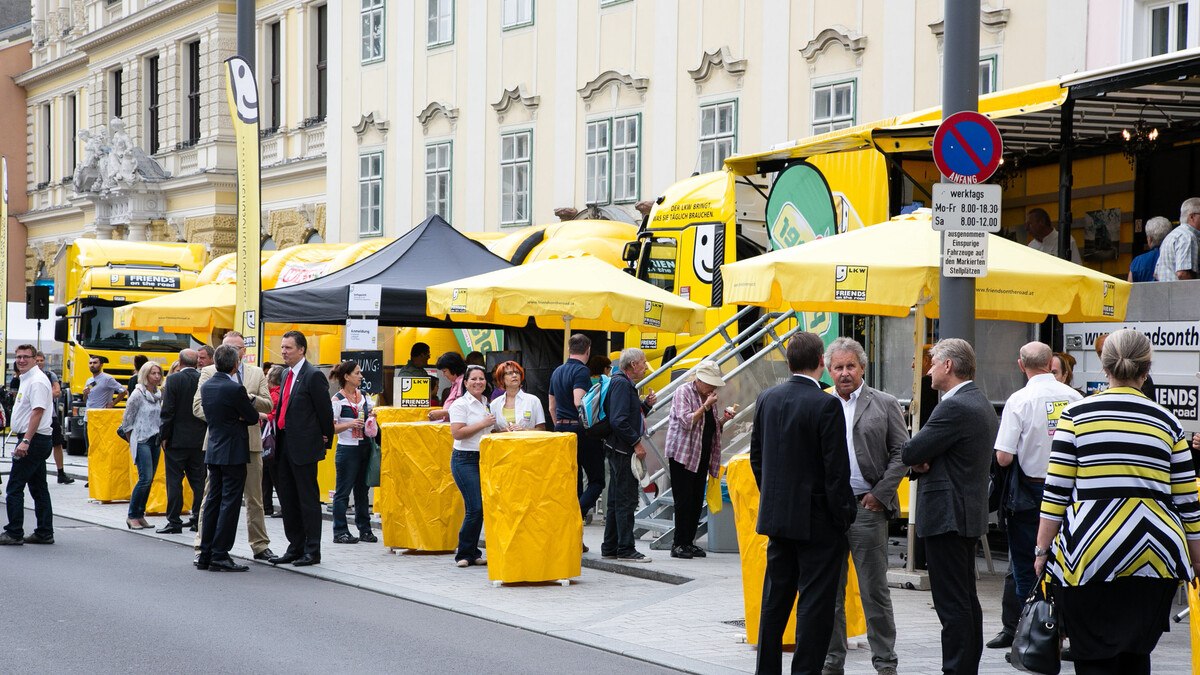 Beste Stimmung der Besucher des Linzer Stadtfests – man informierte sich auch über die Leistungen des österreichischen Güterbeförderungsgewerbes.