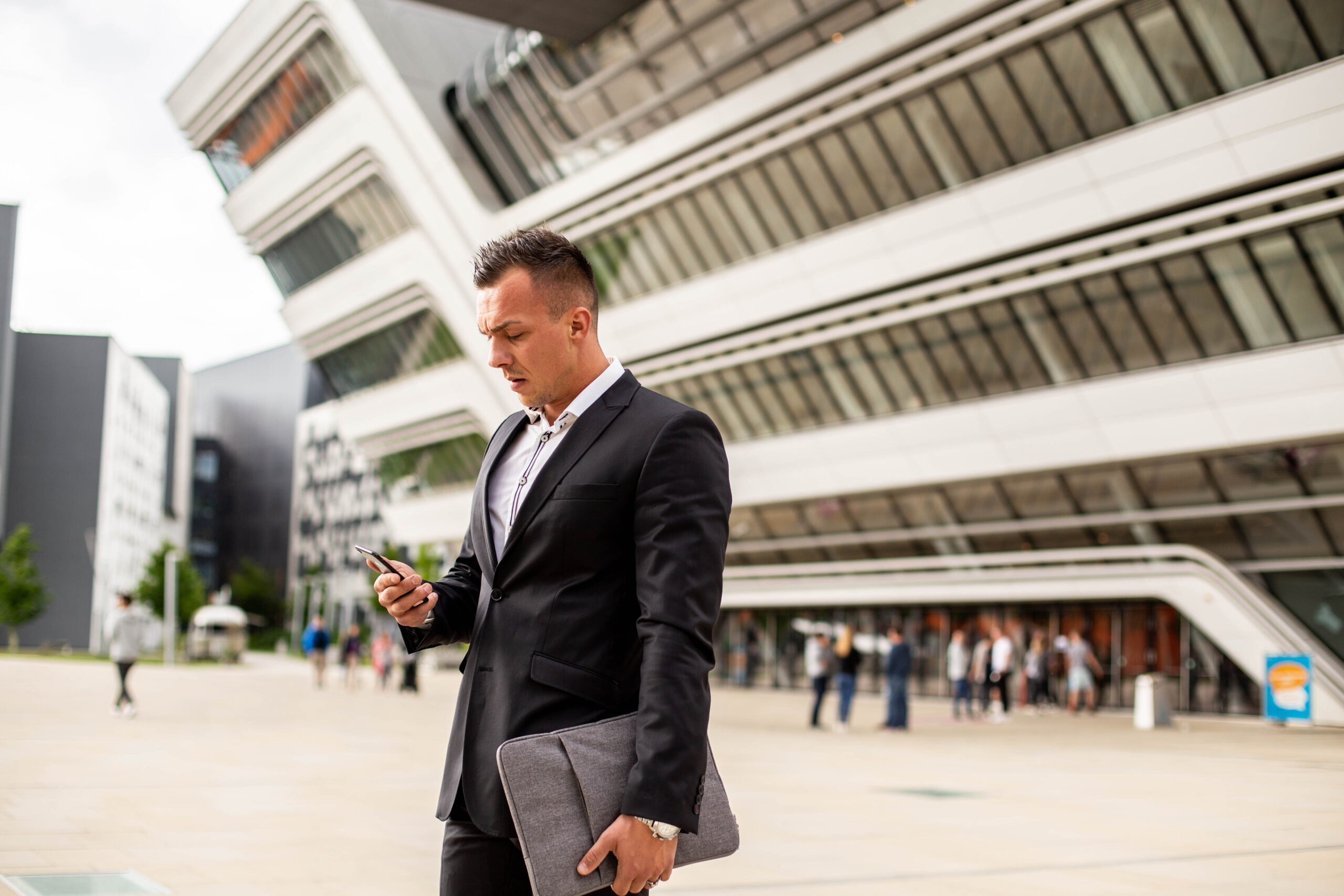 Manager vor der WU in Wien