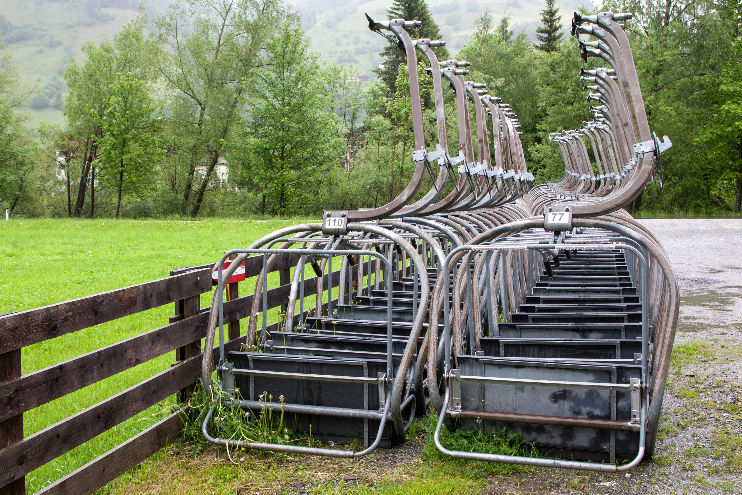 Ausrangierte Sesselliftteile auf grüner Wiese