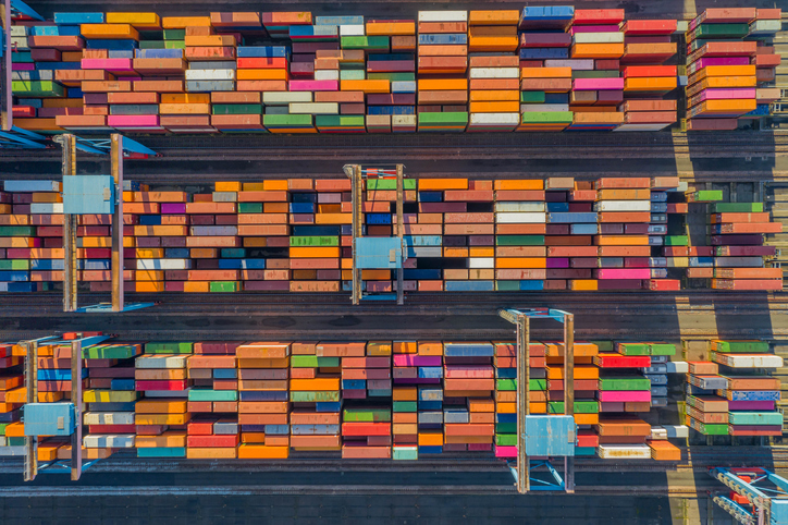 Blick auf Hamburgs Hafen: Die Aufnahme in Vogelperspektive zeigt hunderte bunte Container.