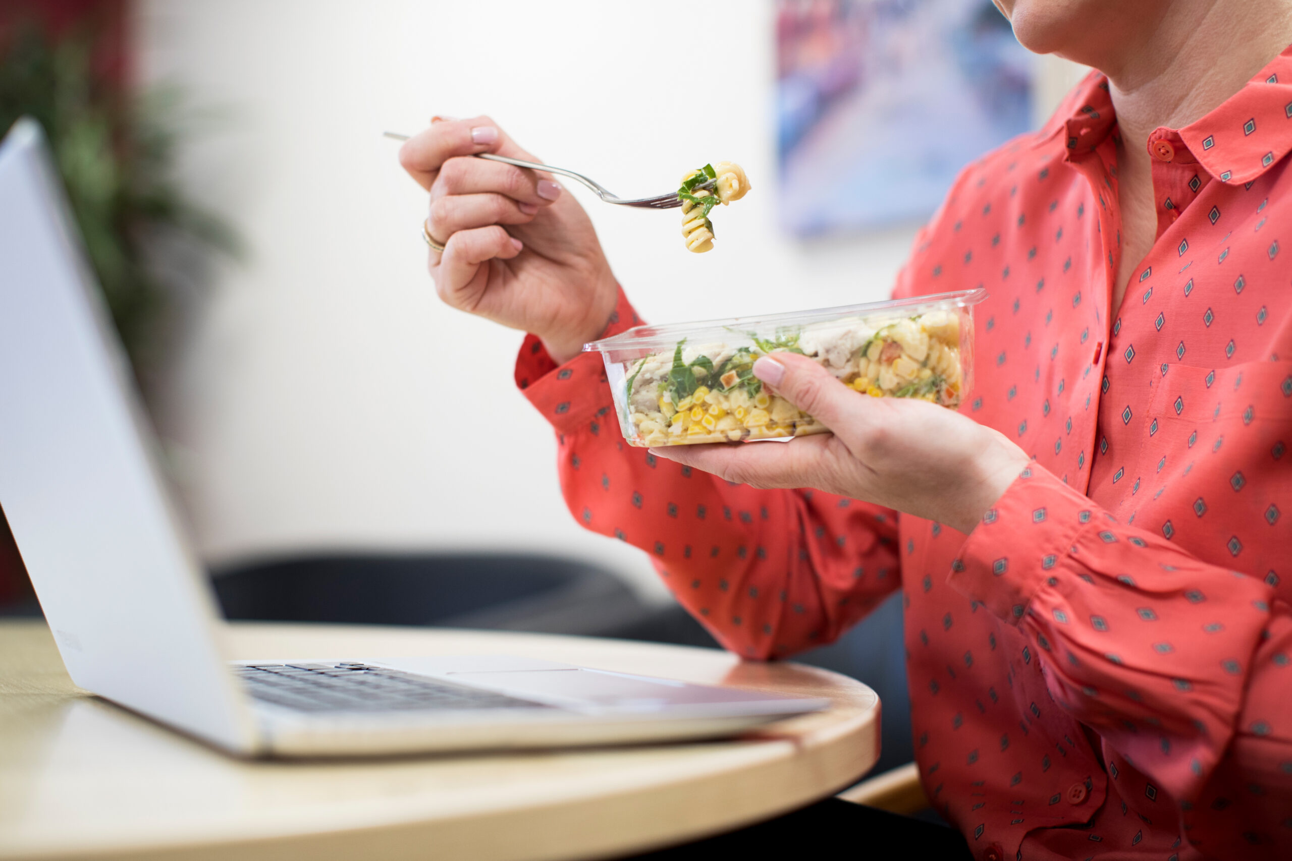 Mittagessen vor dem Computer