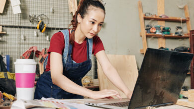 Handwerkerin vor dem Laptop