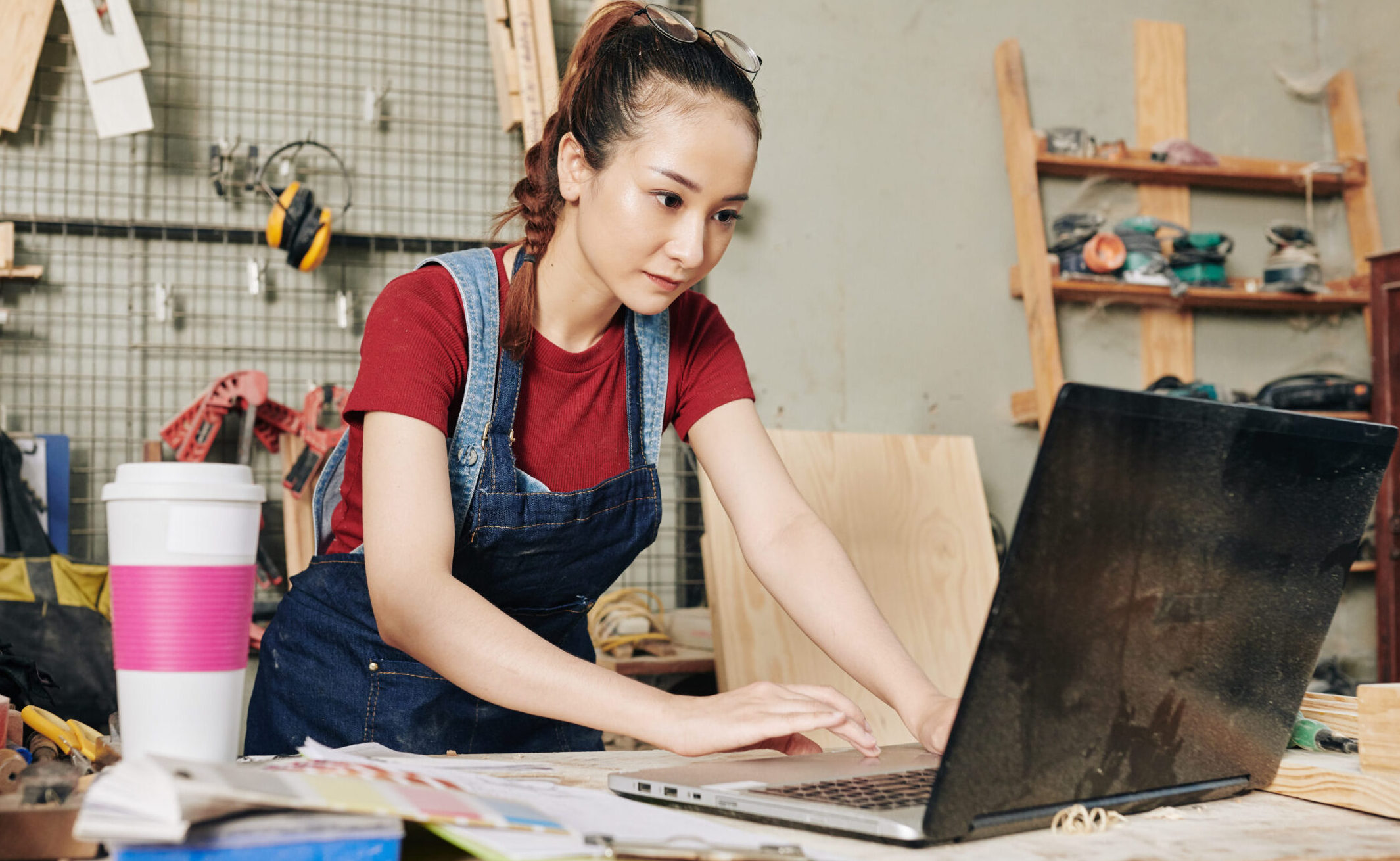 Handwerkerin vor dem Laptop