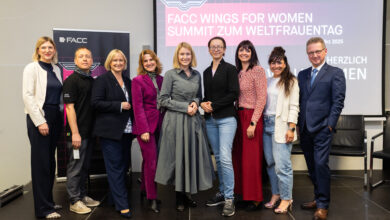 v.l.n.r.: Martina Hamedinger (VP HR), Thomas Flotzinger (Director Design | Wingman von FACC Wings for Women), Beate Zechmeister (Leiterin Frauenreferat Oberösterreich), Michaela Ernst (Sheconomy), Landeshauptmann-Stellvertreterin von Oberösterreich Mag.a Christine Haberlander, Stefanie Geppert (Vorarbeiterin), Sabine Lenzbauer (VP Procurement | Präsidentin Wings for Women), Theresa Neumüller (Geschäftsführerin Neumüller Rolltore GmbH), Andreas Ockel (FACC COO | Wingman von FACC Wings for Women) © FACC / Anna