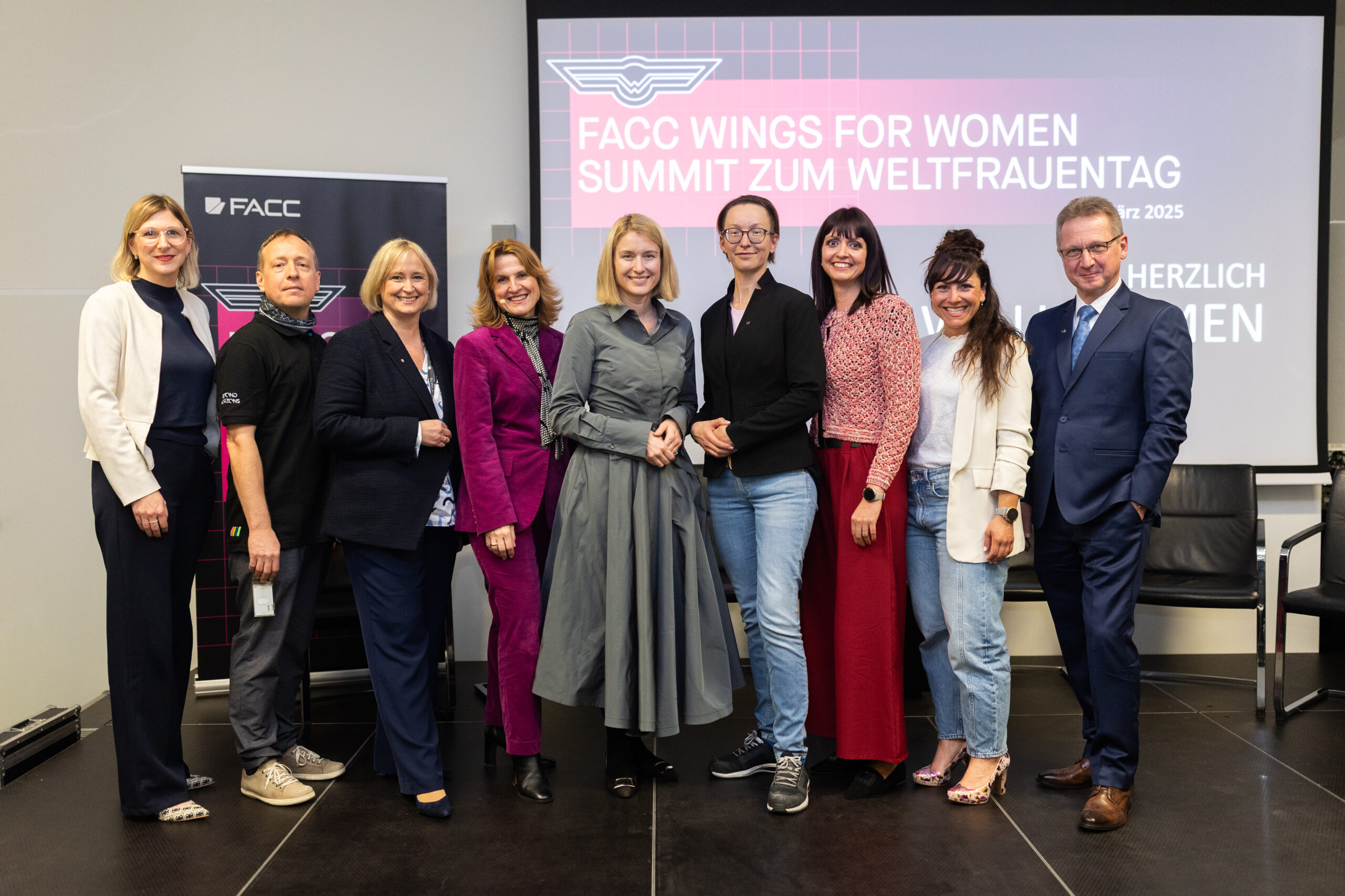 v.l.n.r.: Martina Hamedinger (VP HR), Thomas Flotzinger (Director Design | Wingman von FACC Wings for Women), Beate Zechmeister (Leiterin Frauenreferat Oberösterreich), Michaela Ernst (Sheconomy), Landeshauptmann-Stellvertreterin von Oberösterreich Mag.a Christine Haberlander, Stefanie Geppert (Vorarbeiterin), Sabine Lenzbauer (VP Procurement | Präsidentin Wings for Women), Theresa Neumüller (Geschäftsführerin Neumüller Rolltore GmbH), Andreas Ockel (FACC COO | Wingman von FACC Wings for Women) © FACC / Anna